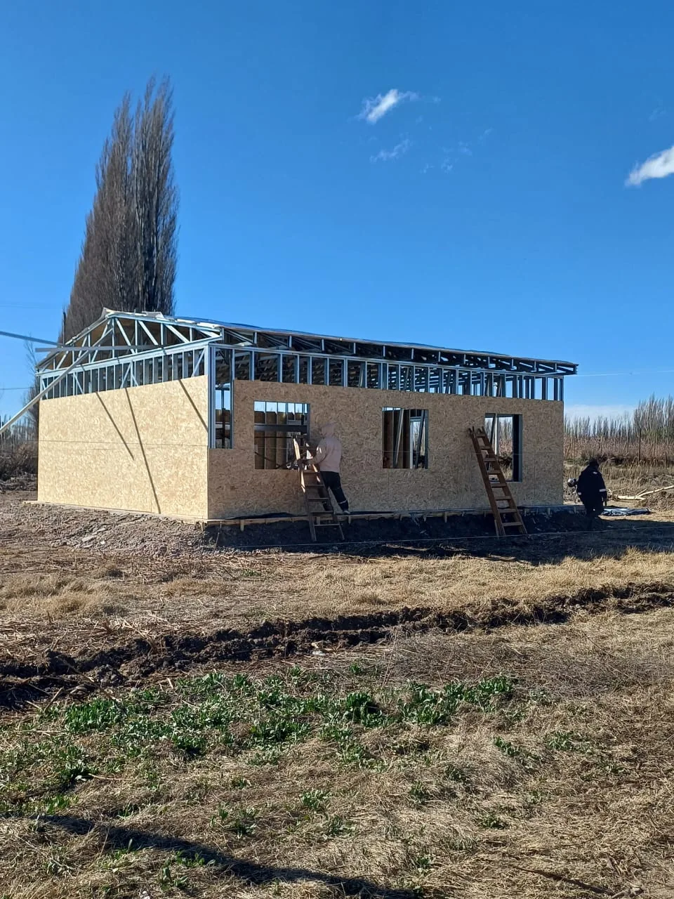 Estructura de acero y cubierta de la casa al comienzo de la obra