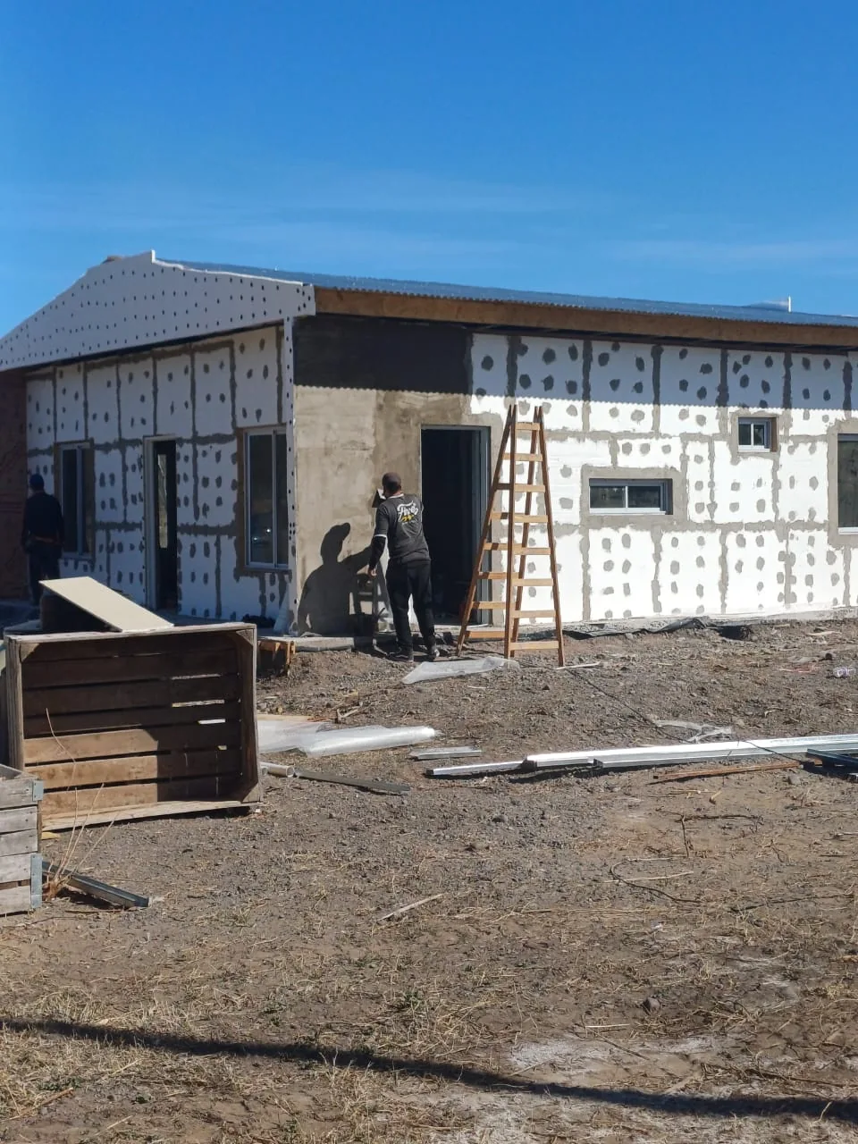 Frente de la obra con puertas y ventanas instaladas