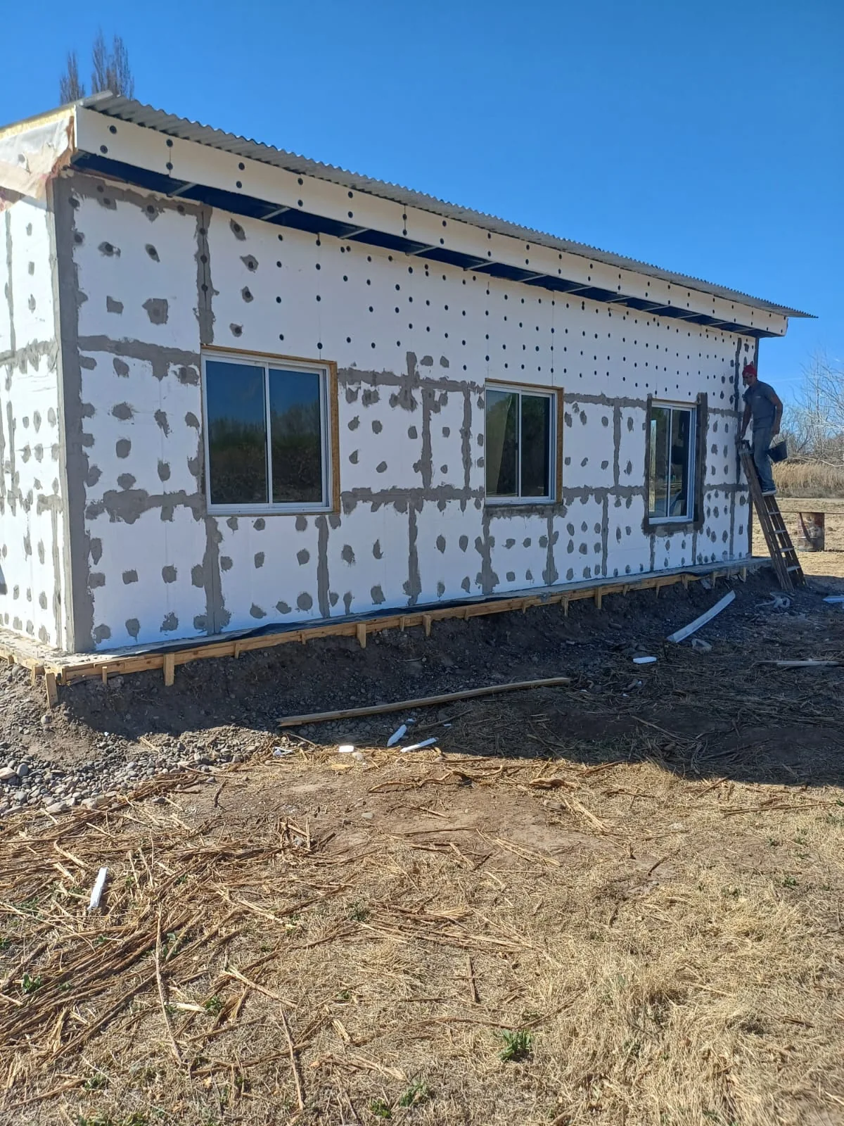 Lateral de la casa con placas y aberturas colocadas