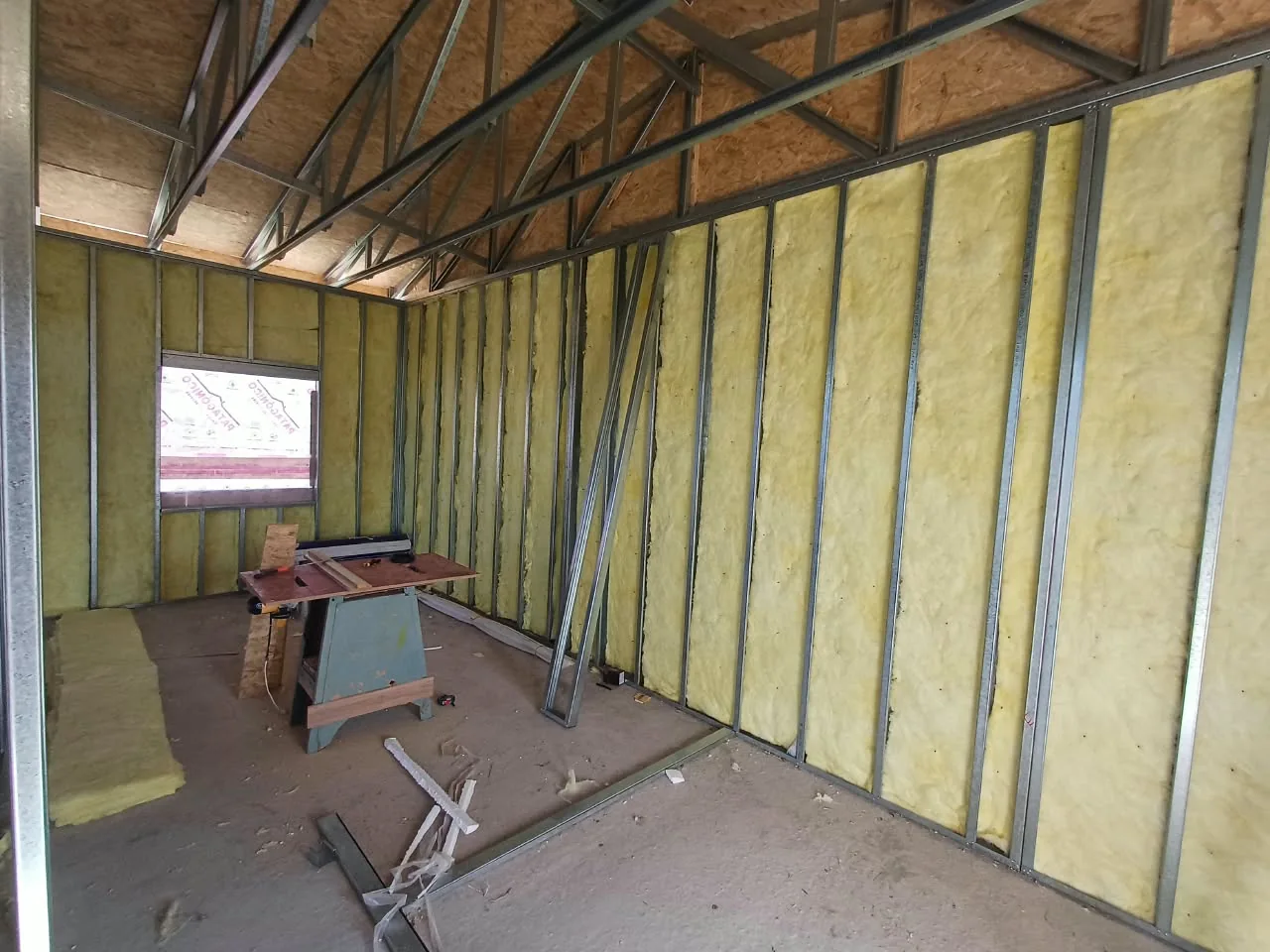 Interior de la obra con aislación en muros y cubierta